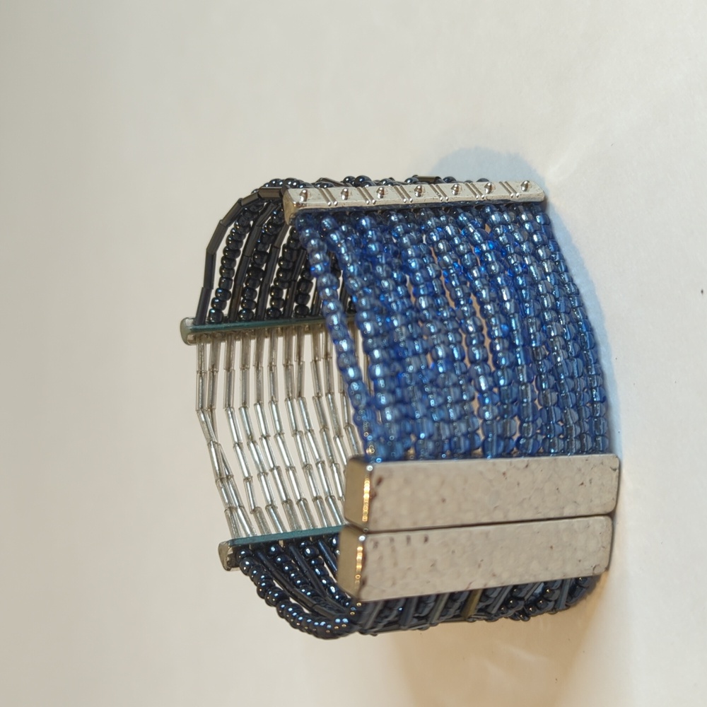 Beaded bracelet with magnetic closure blue & gray glass beads